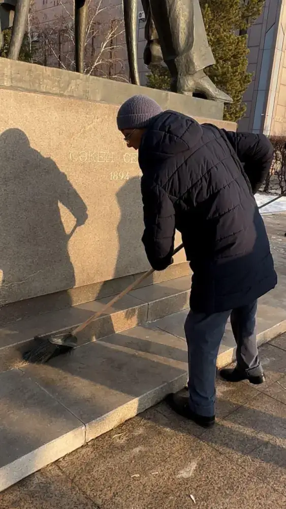Чистота у памятника Сейфуллину в Астане Астане