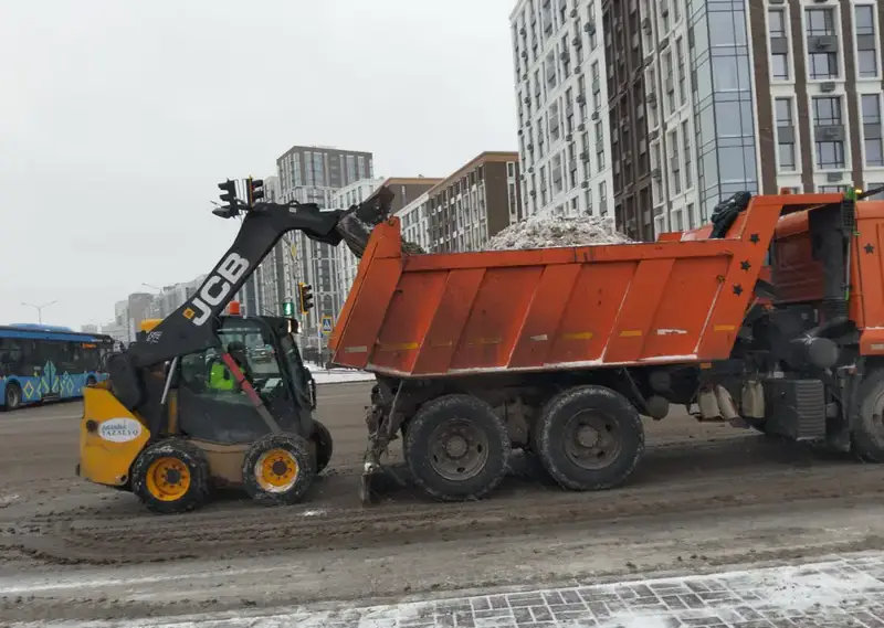 Порядка 3000 дорожных рабочих вышли на уборку снега в Астане (4)