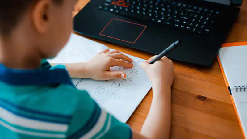 Гонконгский грипп и ОРВИ в Казахстане: 10 000 классов перешли на дистанционное обучение из-за ухудшения эпидемиологической ситуации Астане