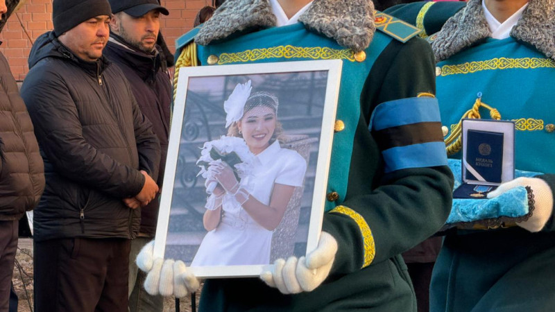 Светлая звезда скорой помощи: Казахстанцы провожают в последний путь фельдшера Улдану Мырзуан Астане