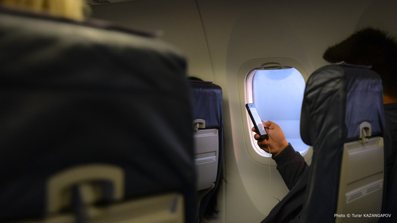 Казахстанец покинул самолет после посадки: штраф 12 тысяч тенге и задержка рейса из Астаны в Актау на час Астане