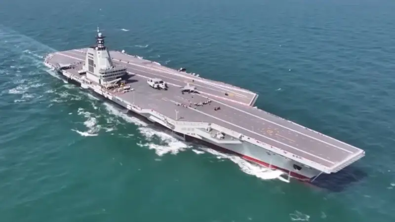 Китай запускает первый в мире неядерный авианосец с электромагнитными катапультами Астане
