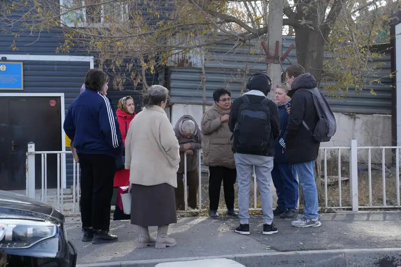 Жители Кирпичного разговаривают с журналистом. ©️ / Маржан Куандыкова