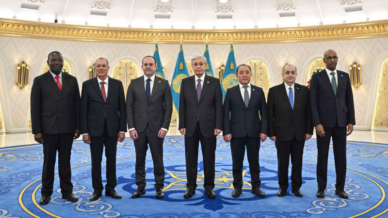 Касым-Жомарт Токаев принял верительные грамоты новых послов ряда государств, что свидетельствует о продолжении дипломатических отношений Казахстана с международным сообществом. Астане