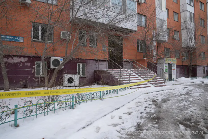 Облицовка и кондиционер рухнули с дома в Астане