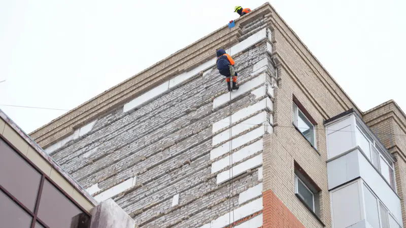 В Астане произошло обрушение облицовки с фасада жилого дома, в результате чего несколько человек пострадали. В управлении общественного здравоохранения города сообщили о состоянии пострадавших. Астане