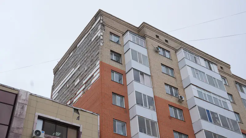 Облицовка как карточный домик: в Астане многоэтажка потеряла свою 'кожу' под давлением трещин Астане