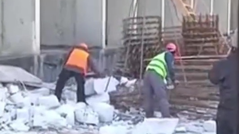 Трое строителей упали с высоты пятого этажа в Астане: врачи сообщают о состоянии пострадавших Астане