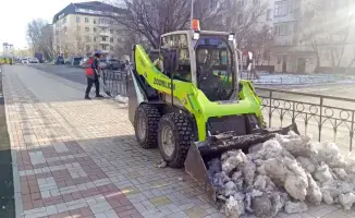 374 единицы спецтехники и 219 дорожных рабочих очищают улицы Астаны от снега ночью