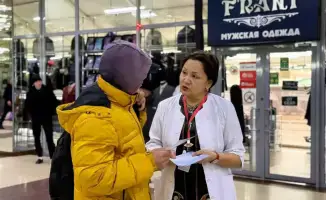 Свет знаний против тьмы невежества: акция по борьбе со СПИДом в столичных торговых центрах