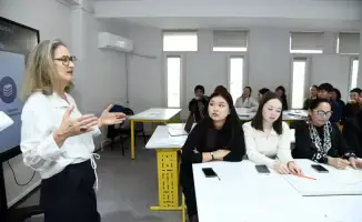 Лекция Клеа Фернандез в университете Абая