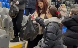 Экологическая акция болельщиков после матча Казахстана и Бельгии на стадионе Астана Арена