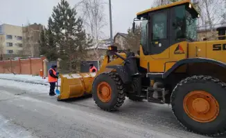 В Астане ночью активно задействовано более тысячи единиц спецтехники для уборки снега