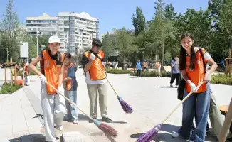 Алматы: молодые защитники природы собирают экологический урожай