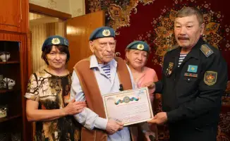 Отдавая дань уважения: военнослужащие отмечают 101-летие ветерана войны Виктора Изюмникова