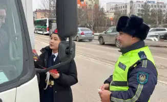 Школьники в Костанае совместно с полицейскими напоминают водителям о правилах дорожного движения