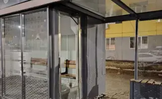 В Астане задержаны нарушители, устроившие погром на автобусной остановке, каждый из которых получил 10 суток ареста