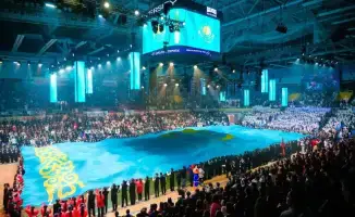 В Астане раскрыли самый большой флаг «Закон и порядок» на посвящении студентов Maqsut Narikbayev University