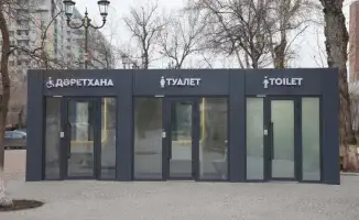 В Астане открыли новый модульный туалет на пересечении улиц Кенесары и Мамбетова. Кабинки туалета выполнены из прозрачного стекла, что делает его уникальным в своем роде. Стоимость использования составляет всего 1 тенге.