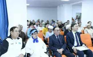 Казахстанец вдохновляет пенсионеров в Алматы