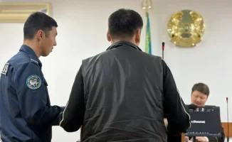 Казахстанцы могут вернуть деньги, отправленные блогеру Ильясу Сариеву, известному как 'казахский Робин Гуд'