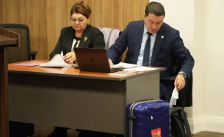 Мать экс-министра Бишимбаева принесла в суд синий чемодан: дело о мошенничестве на миллион долларов продолжает набирать обороты