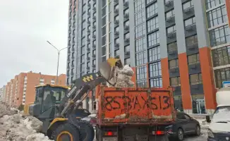 Работа коммунальщиков по уборке снега и наледи в Астане