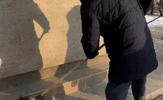 Чистота у памятника Сейфуллину в Астане