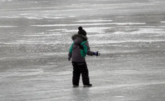 Астанчане рискуют жизнью: гуляя по тонкому льду Ботанического сада, ставят под угрозу безопасность детей