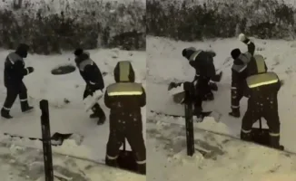 В Астане снеговики устроили забавную "драку" в морозный день