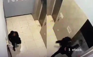 В Астане произошел ночной инцидент в жилом комплексе района Нура: один мужчина застрял в лифте, а другой упал в шахту. Спасатели были вызваны на место происшествия для оказания помощи пострадавшим.