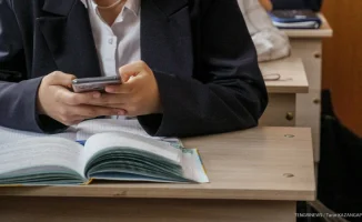 Вице-министр искусственного интеллекта ответил на вопросы депутатов о смартфонах в школах: "Нужно учить, а не отбирать"