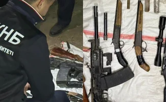 КНБ демонстрирует изъятое оружие: огнемёты, автоматы и пистолеты из Астаны, Алматы и 9 регионов страны