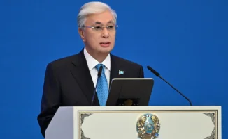 Касым-Жомарт Токаев подчеркивает важность академического образования для будущего Казахстана, ссылаясь на слова Каныша Сатпаева