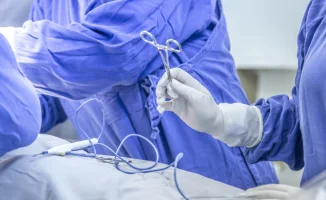 В Астане семья женщины, скончавшейся в частной клинике после плановой операции, обвинила врачей в халатности, утверждая, что диагноз был поставлен слишком поздно.