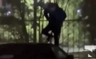 Пьяный житель Астаны прыгает на капоте автомобиля: видео инцидента