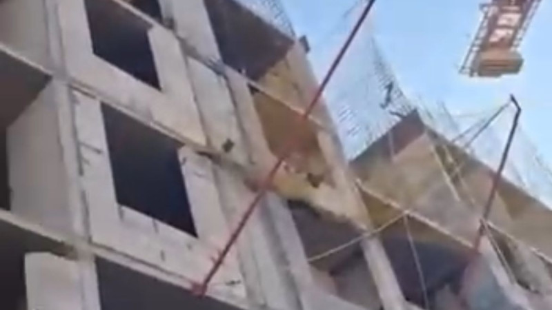 Трое рабочих пострадали при падении с высоты в Астане Астане