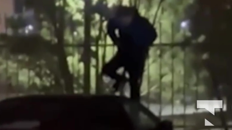 Пьяный житель Астаны прыгает на капоте автомобиля: видео инцидента Астане