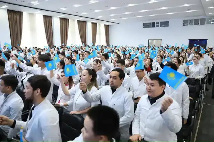 В Актобе авторы QazVac и эксперты в сфере медицины обсудили с будущими врачами национальные ценности (10)