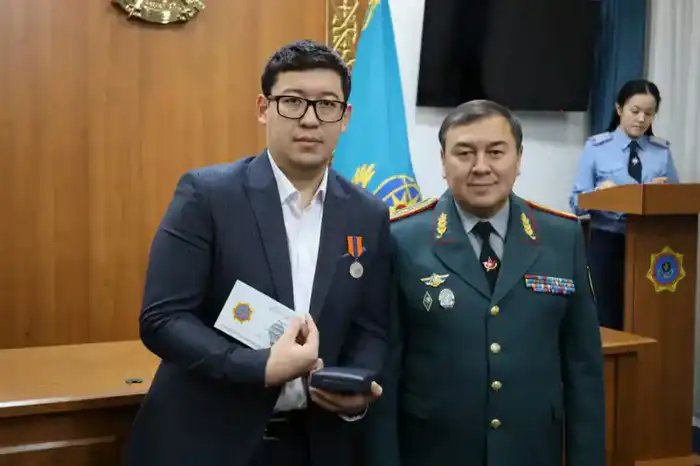 Житель столицы награждён за спасение человека, провалившегося под лёд (2)