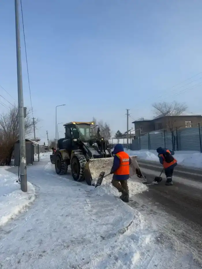 Астана очищается от снега: 3000 единиц техники на работе Астане