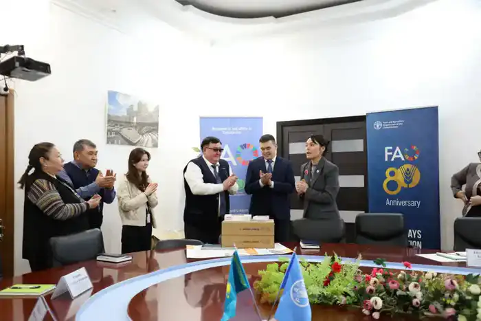 ФАО передала Казахстану оборудование для мониторинга и борьбы с саранчой (2)