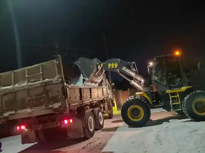 В Астане активно очищают улицы от снега: более 1600 единиц спецтехники на ночной смене Астане