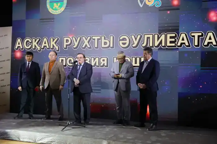 Ербол Карашукеев наградил победителей II республиканского литературного конкурса «Асқақ рухты Әулиеата» (2)