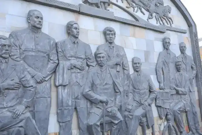 В День Независимости актюбинцы возложили цветы к мемориальному комплексу «Азаттықтың ақ таңы» (5)