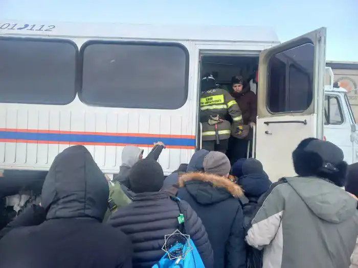 Спасение 242 человек и эвакуация автомобилей спасателями МЧС Казахстана за три дня Астане