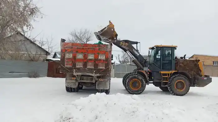 Более 1200 единиц спецтехники заняты в снегоуборочных работах в Астане (2)