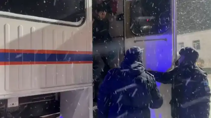 Спасатели МЧС Казахстана за прошедшие трое суток из снежных заносов спасли и эвакуировали 242 человека (4)