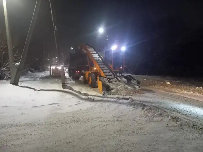 Более 1 200 единиц спецтехники задействованы в снегоуборке ночью в Астане (4)