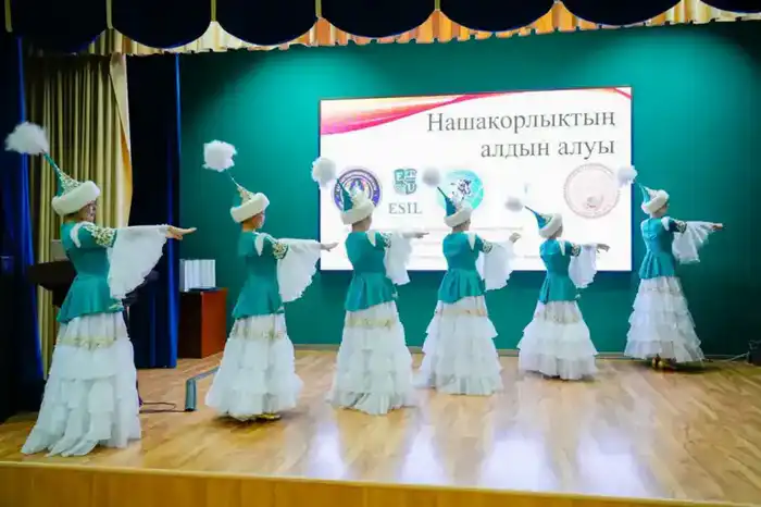 Появление кинологов и спецназа: полиция наглядно продемонстрировала опасность наркотиков (9)